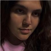 Remote Englisch-Tutorin, die Menschen aller Altersgruppen unterrichtet.